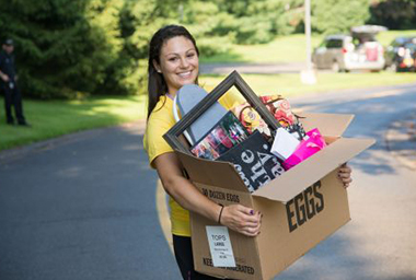 Óptima Mudanzas mujer con caja